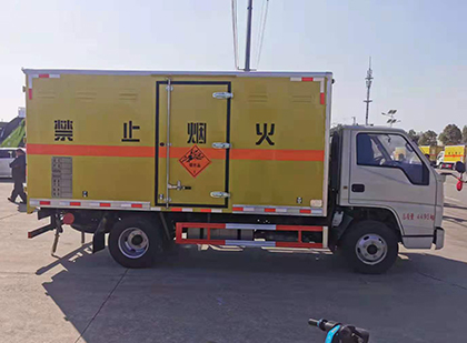 黄山爆破器材运输车技术升级与安全合规新趋势